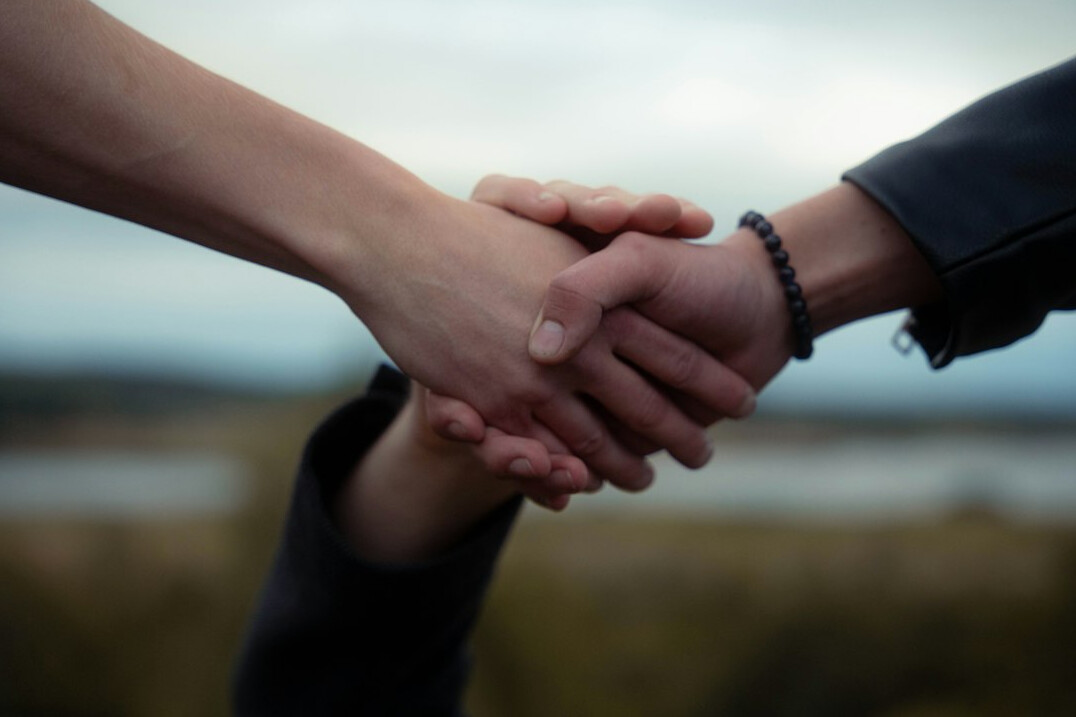 business handshake agreement